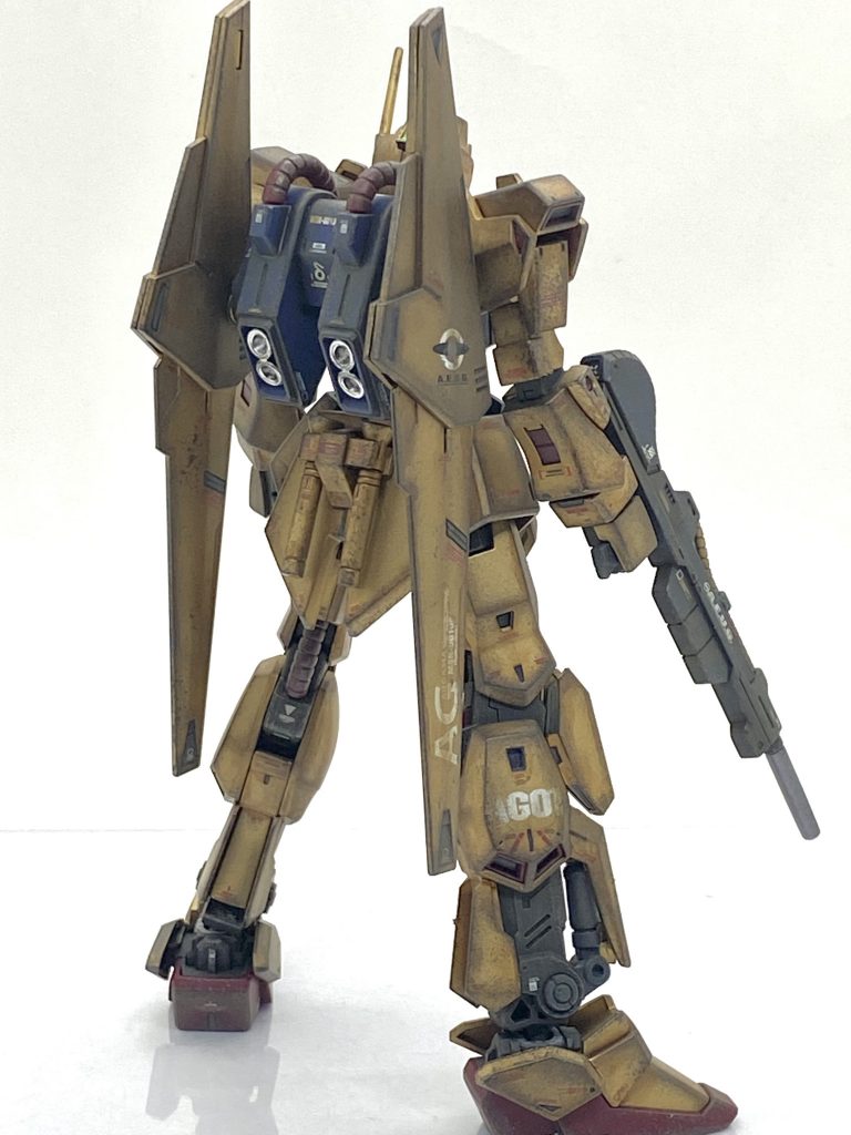 お気軽汚しを何度かやってわかったのは黄色や赤色などの明るい色の方が効果が出やすく、スポンジを押し付ける際も段々と塗料を付けていく感じでやると上手くいきやすいと思いました。ムラがあるとこだけは派手目に汚して、そうでない所は細かい点になる様に汚しています。ただメタリック部は汚していません。