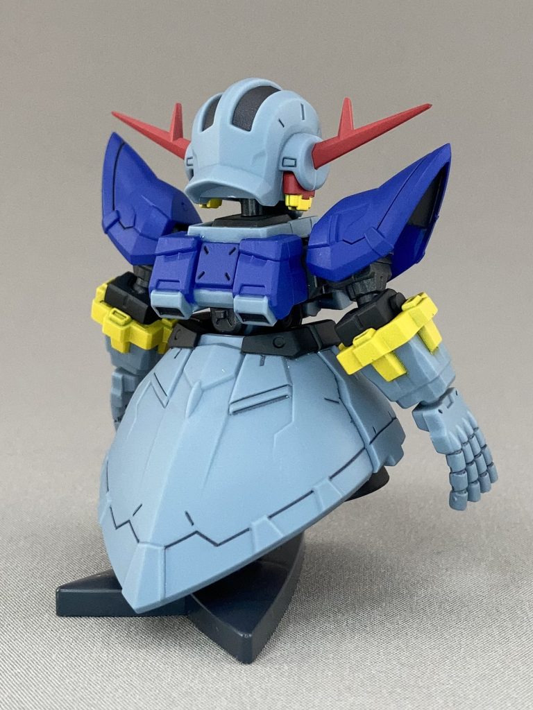 ラッカーとエナメルで部分塗装し、つや消ししました。腰のブラックと腕・耳のオレンジ、バーニア、モノアイくらいですが、だいぶ良くなります。台座はドーベンウルフ系のものです。