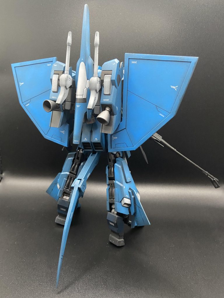 背中です。結構ハンブラビに寄せられたと思ってます。ハイヒールは使わなかった脇腹のパーツをカカトにくっつけました。