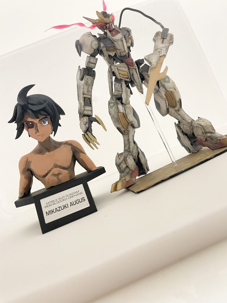 三日月も塗装しました。影が少し濃いかな……