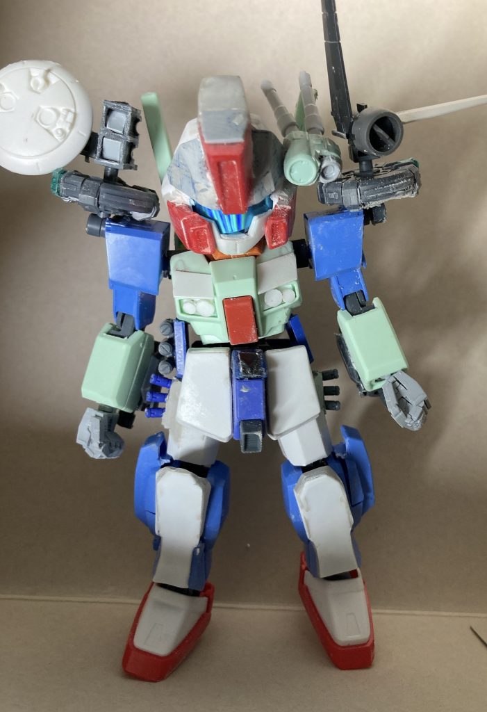 サフ前の写真。頭はクロスシルエットのフリーダムをベースに、BB戦士AGE3のパーツを使用身体はジェガンの余ったパーツとブルーディスティニーのジャンクを主に使用。肩の円板はコトブキヤのアクティブマインから。