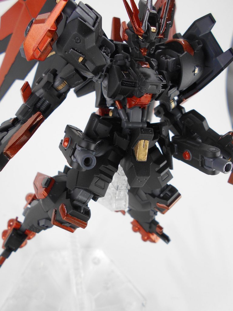 腰部ビームライフル、「ベスティ」。武装用のハードポイントにビーム発生口を付けており、ビームライフルを発射することが出来ます。「ベスティ」はドイツ語で「幻獣」のアナグラムです。