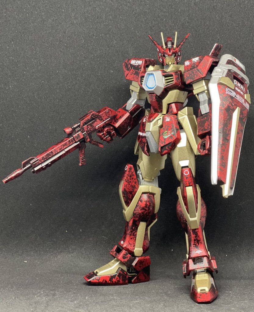 地元のEGコンペ参加に向けて作成した機体です。EGストライクをベース。カラーリングをアイアンマンにするのを決め、胸のアークリアクターを再現する為にHGのガンダムAGE-1とミキシングしました。