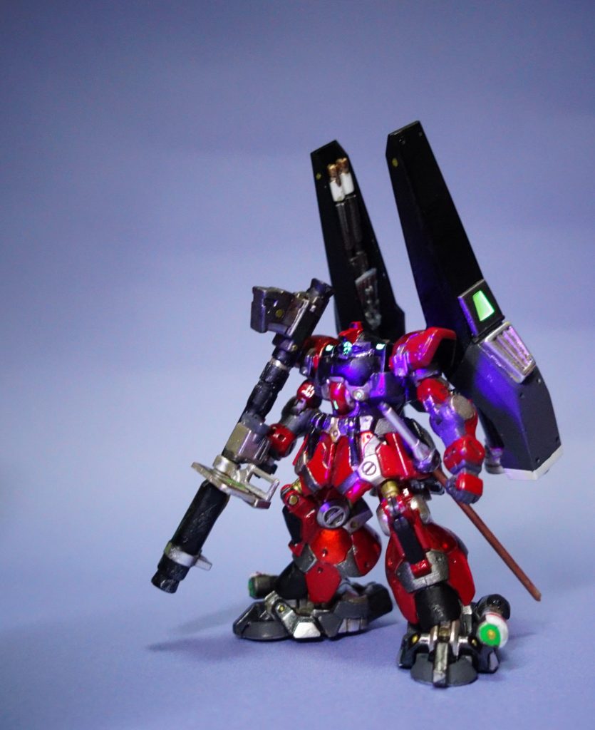 大型バインダーの採用で、ドムの特徴的装備であるヒートサーベルは背面にマウントできなくなった。代わりに左腰にマウントが移設されたが、テスト・パイロットからは「旧時代のサムライのようで、悪くない」と意外にも好評だったらしい。