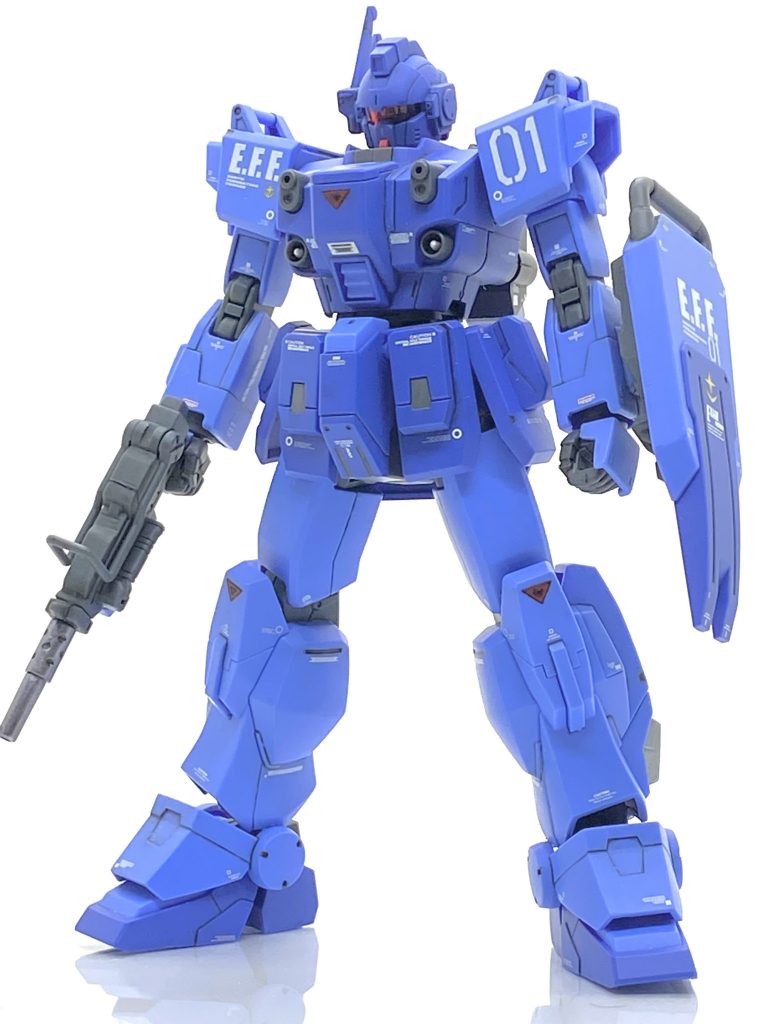 正直に言えば漫画版のザ・ブルー・ディスティニーはどれも一年戦争の機体とは思えない程の無茶な設定なので遺憾に思っていて、漫画版のこの頭部は使うつもりはないと考えてましたのでメインカメラのシールも貼ってないです(汗)。