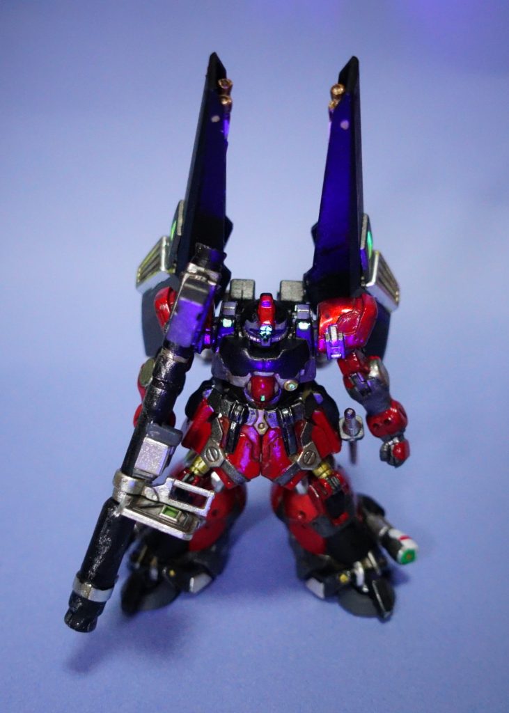 また後に開発されるリック・ディアスの大きな特徴でもある、固定式モノアイもテストされた。ドムの特徴である十字形モノアイ・スリットに無理やり固定型モノアイをねじ込んだので、左右下のモノアイ・スリットはグレーアウトされている。テストパイロットは母体となったリックドム・プラスを持ち込んだジオンのパイロット。額に傷のある金髪の青年将校だった。非常に優れた操縦技術を披瀝し、リック・ディアス開発のデータ収集に多大な貢献をした。クワトロ・バナージと名乗った(とかなんとか)。