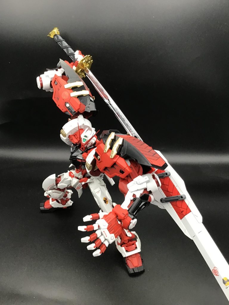 今回こだわったのは、「背面で抜刀するポーズがビシッとキマる事」としていたので、キットの可動域の広さに助けられましたw