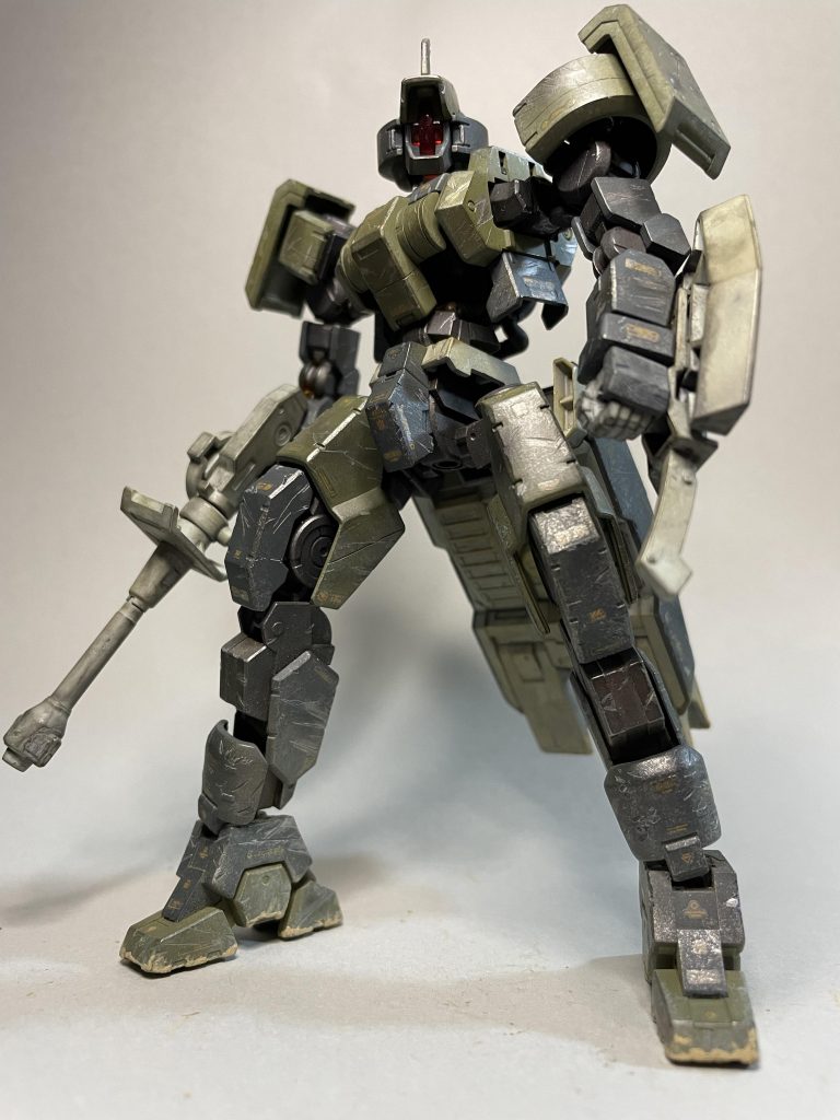 リューター、ヤスリを使いダメージ加工を追加した状態。擦り傷、銃撃跡はMr.メタルカラークロームシルバーとウェザリングマスターススを使用。