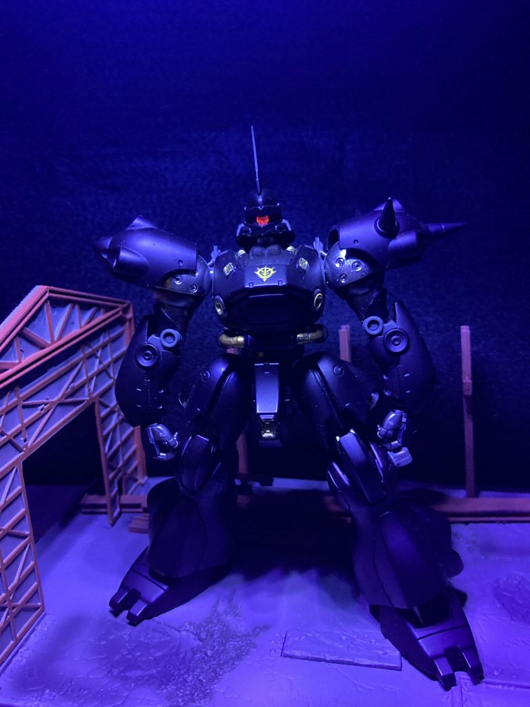 ブラックライトでモノアイを光らせてます