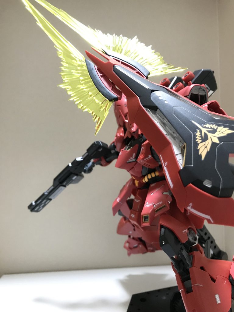 シールド裏のミサイルを外してマウント場所を変えると、収納状態からビーム刃を展開することもできます関節もしっかりしているので重さに負けることなくポージングできます