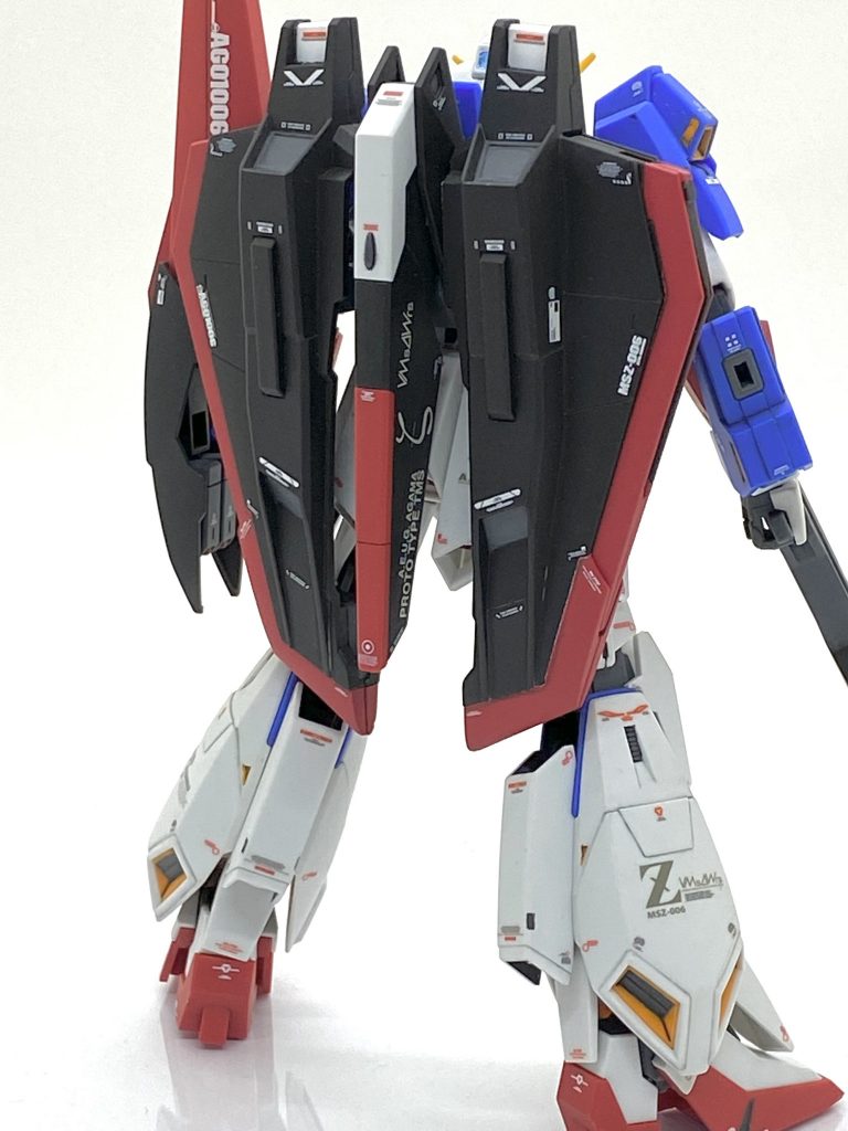 ウイング部は後発のU.C.0088番は色分けされているのですがこちらはされてないのでマスキングしてエアブラシで塗装しています。デカールはRGを参考にしましたが背面のロングテール・スタビライザーはどうしても貼りたかった旧MGのをそのまま貼っています。MGのはダンボ印刷されていてカッコいいと思いましたから・・・ややオーバースケール気味ですが貼れて良かったです。