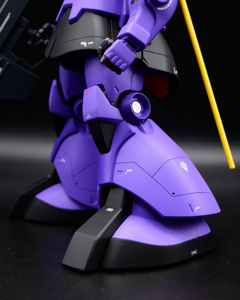 足には頑張ってスジボリ。