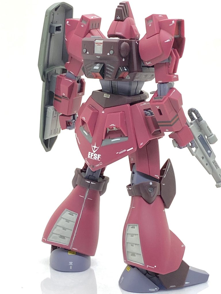 ガルバルディβはHGUCでも新しい部類なのでディテールも程良くあり、合わせ目も少ないので作るのが非常に楽でした。ですが・・・合わせ目が少ないという事はそれらをモールドにしているという事でエナメルで墨入れしていたら、肩と腕に一部が割れてしまいました。なのでラインデカールを貼って誤魔化したら目立たなくなり、ホッとしました。