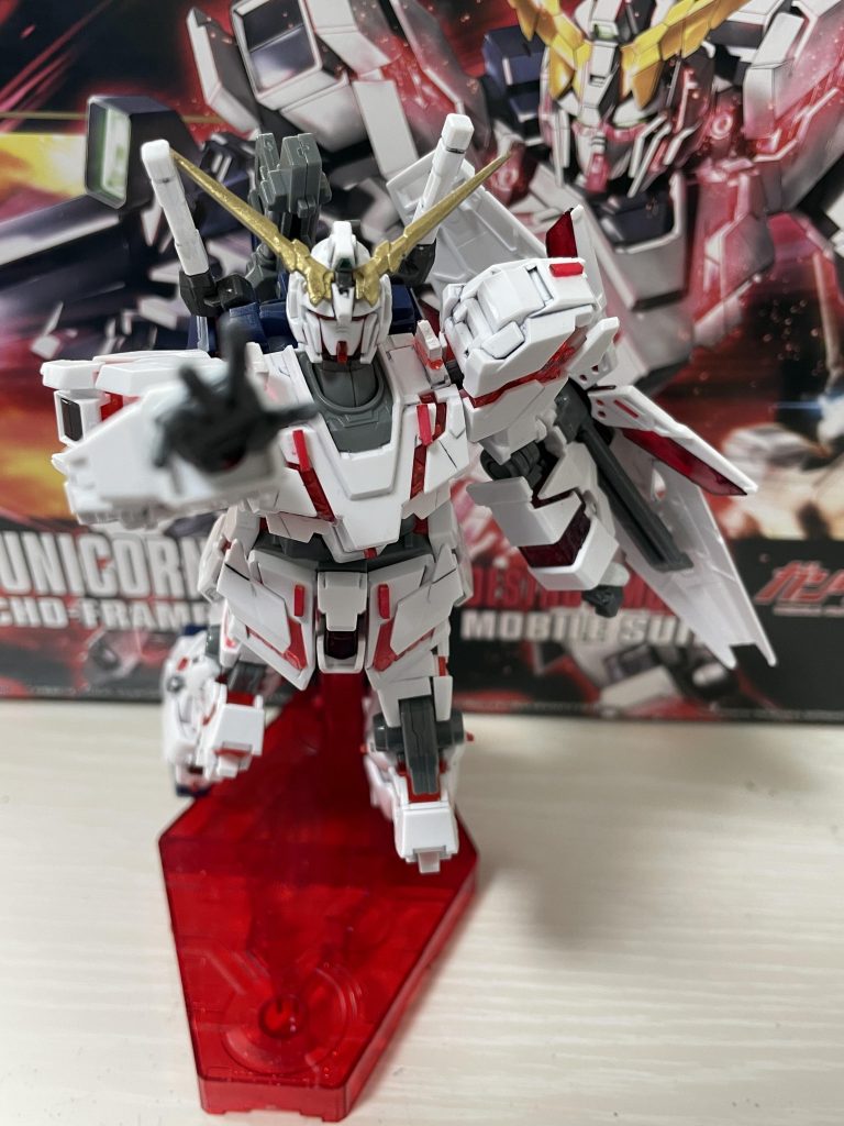 チッピングはガンダムカラースプレーMSサザビーレッドを使用。丁度いい塩梅の色かげん。余ったチップはシャアザクさんにも貼り付けました。初挑戦にしては悪くないのではないかと自画自賛。