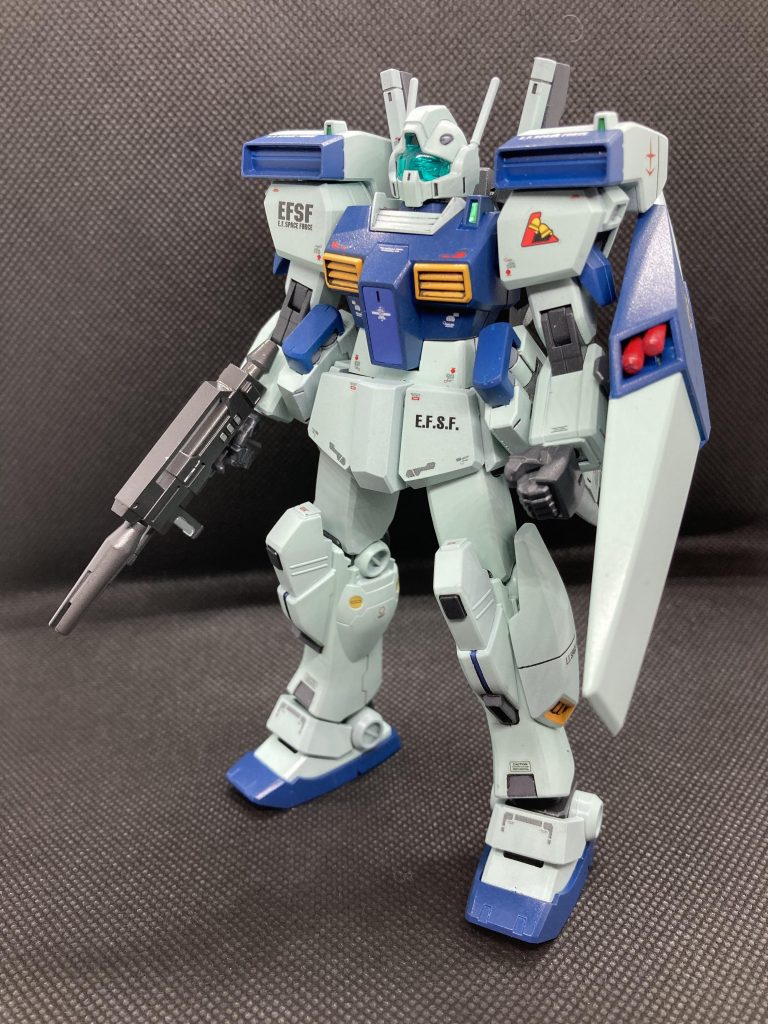 胴体と大腿を2ミリのプラ板を使って延長しました。初めての作業なので大腿部を切るときはかなりドキドキしました。仕上げは難ありですが、とりあえず接着はできたので結果オーライ。