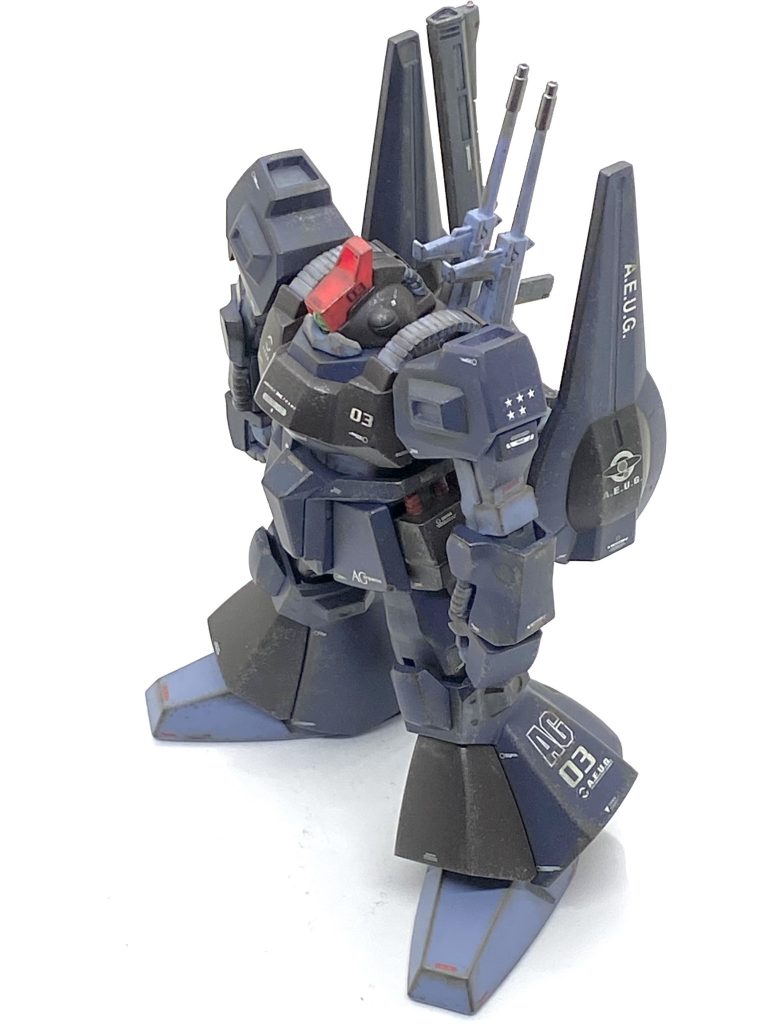 メタリック以外の部分は(クレオス)Mr.カラーGXスーパースムースクリアーを吹き付けて、その後にらいだ~Joe様のお気軽汚しを参考に(クレオス)水性ホビーカラー焼鉄色をスポンジを使ってチッピング、(クレオス)ガンダムマーカー リアルタッチマーカーブラウン1でエッジやへこみ部分に塗って神ペン(作りました)でぼかし、(タミヤ)ウェザリングマスターもオイルとススを全体的に付けています。