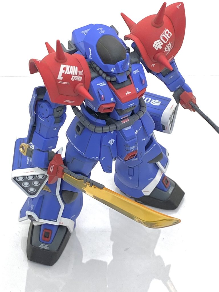 イフリート改といえば二刀流のヒートサーベルでここは頑張って塗り分けました。昔MG用の改造パーツが出ていて、その時にヒートサーベルは赤と金が入った塗り分けだったと思い、マスキングして塗分けました。サーベル刀身部は1500番まで磨いた後に(ガイア)Ex-クリアーを吹いたのですが・・・一回吹いただけでヤスリ傷も消えて、ウレタンの様なピカピカな光沢感も素晴らしく、キュベレイに吹いても良い感じなると思いました。