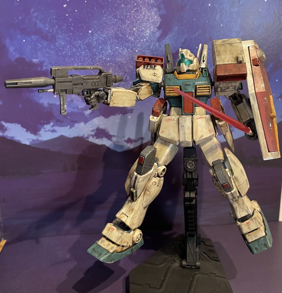 ガンダムマーカーでの部分塗装はしましたが、ほぼ成形色です😃