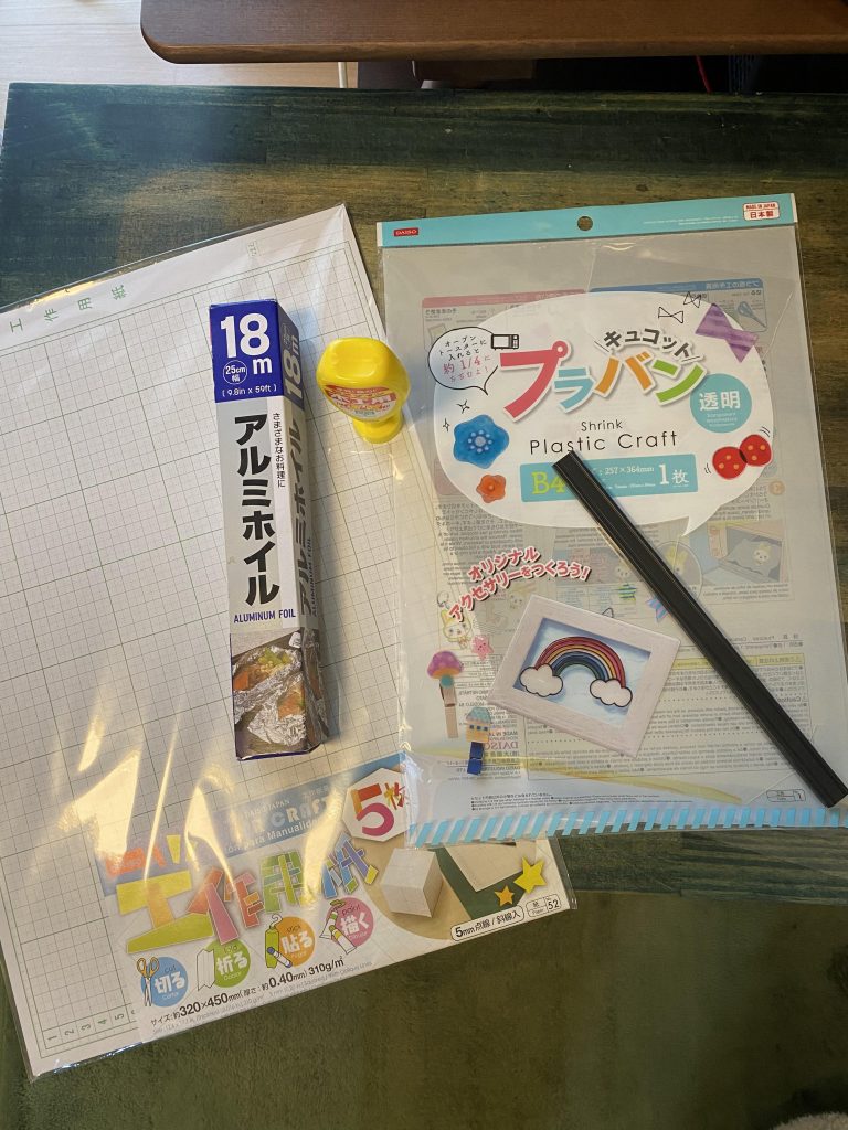 追記、背景の工作100均材料を使用しています。①工作用の紙をＢ4サイズ＋台座に貼り付ける足部分の大きさにカット。②アルミホイルを①に白ボンドで貼り付け。アルミのテカテカ側は表にくるように。③透明プラ板を②に白ボンドで貼り付け。④台座（100均のフォトフレーム）に③を白ボンドで固定。⑤100均の両面テープ付き配線カバーを背景のサイドとセンターに貼り付け。これは背景の歪み防止。①〜⑤の材料費は合計600円以下⑥最後にエアブラシで塗装。アルミが貼ってあるので、隠蔽力抜群。薄塗りオッケー、且つ、重厚感が出ます。背景の星の光はエナメル塗料の白を歯ブラシで飛ばしています。参考までに。