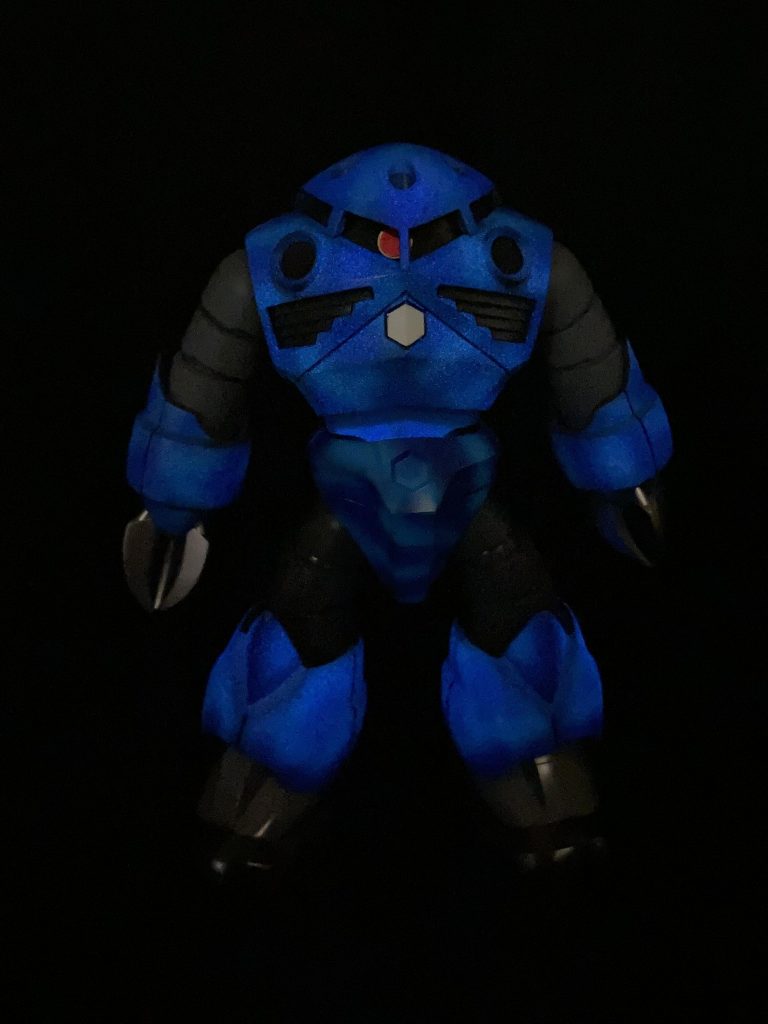 UVライト当てて暗くすると光ります^_^写真見ると何だコレ？ですが実際はもう少しいい感じです今回はこの蓄光パウダーを使って塗装って言うのをやってみる！がメインでした^_^