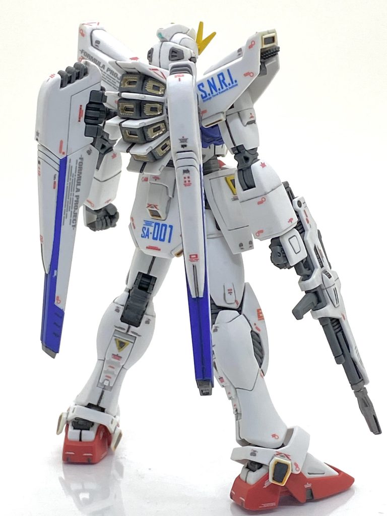 ビームライフルとヴェスパーの先端は趣味でメタリックで塗装してあります。