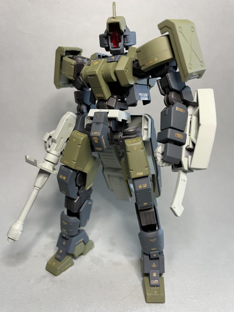 サーフェーサー、調色をしての塗布、デカール、つや消し工程終了後の状態。