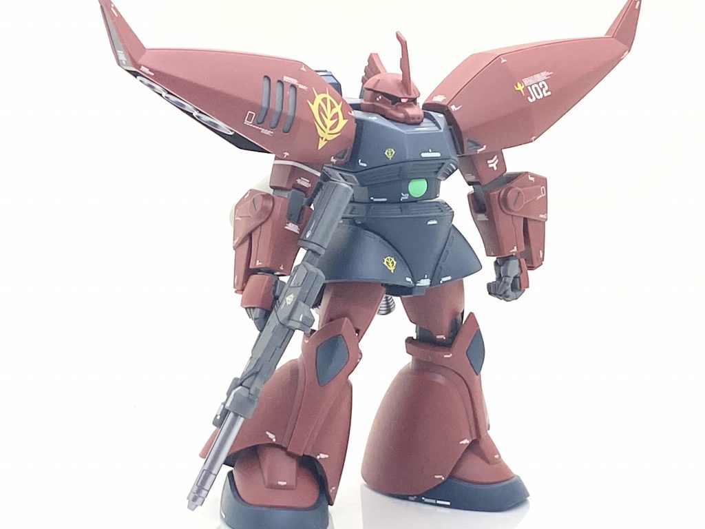 巨大なウイングバインダーは目を引きますが先端に僅かな合わせ目があるだけですから非常に楽に処理が出来て内部の3連バーニアも再現されており、内部も裏打ちパーツがあるので密度感も十分でバーニアはメタリック、それ以外はグレーで塗り分けて更に密度感を出しました。先端はタガネで彫り、合わせ目はディテールにしております。デカールはかなり貼る箇所があるので時間が掛かりました。