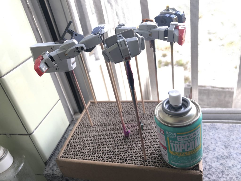 成型色ベースなので、艶消しトップコートで仕上げていきます。ここからウェザリング…といきたいところなのですが、まだ実行する勇気がないのでこのまま組み上げていきますw