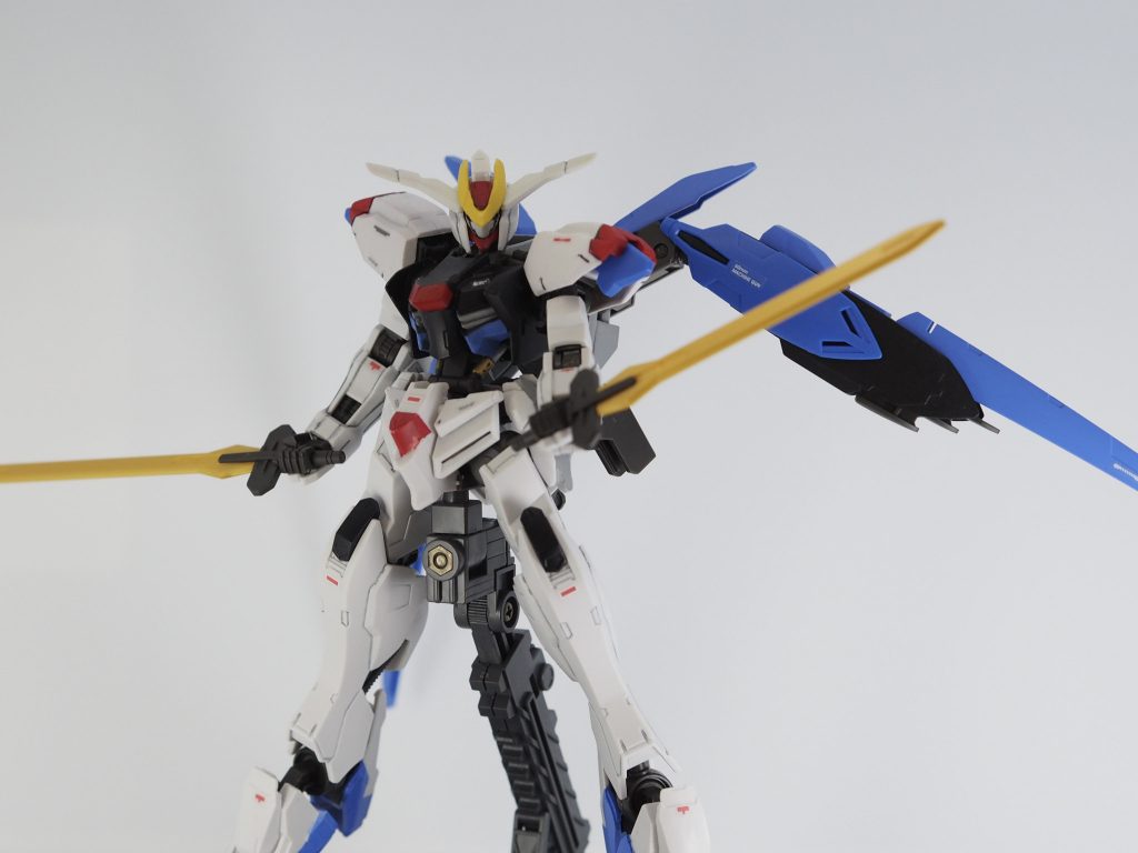 MGバルバトスのマーキングシールを貼ったのですが、ウイング部分のシールが。。。文字を確認しないで貼ってしまい、写真で確認したら「60mmマシンガン」。。。コレは恥ずかし過ぎる🫣老眼で肉眼では読めないからそのままです💦