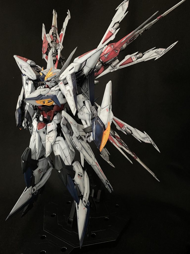 全体像後ろに大きく広がるので場所を大きく取ります。個人的にはXアストレイの様に大きく広げて装着した時がカッコ良く見えます。