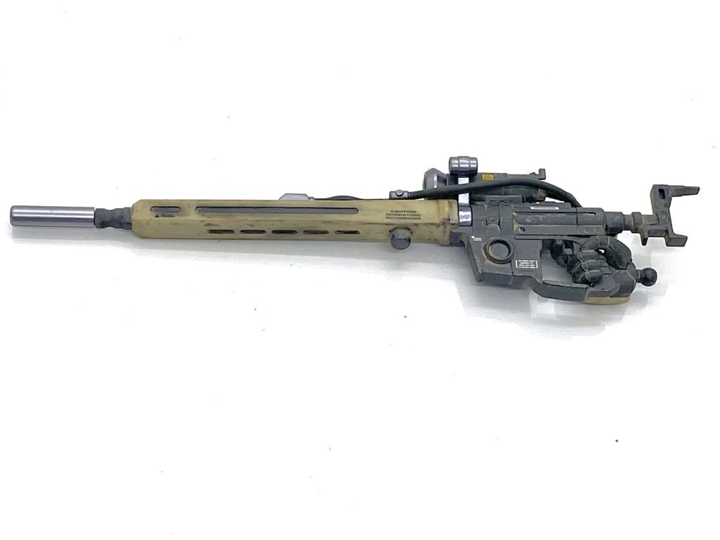 ゲルググの技術を流用したらしいビームスナイパーライフルはF2ザクのMMP-78 120mmマシンガンを流用したとも資料で見た事があったので機関部はグレー、砲身部は成型色、銃口やスコープはメタリックで塗り分けメカニック感を出しました。塗り分けは大変でしたがデティールが細かいからカッコ良くなりました。
