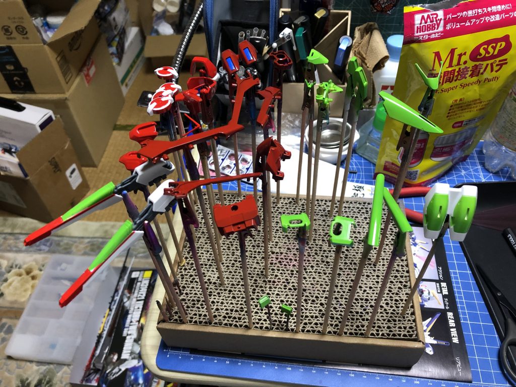 ガンダムマーカーではできなかった塗装後のマスキングができるようになったおかげでヴェスバーのツートンペイントもできました。横着して青部品にサフ無しで吹いたら赤の発色にずいぶん差が出てしまいました。サフありで吹いた緑は大丈夫だったので、サフは大事ですね…^_^;