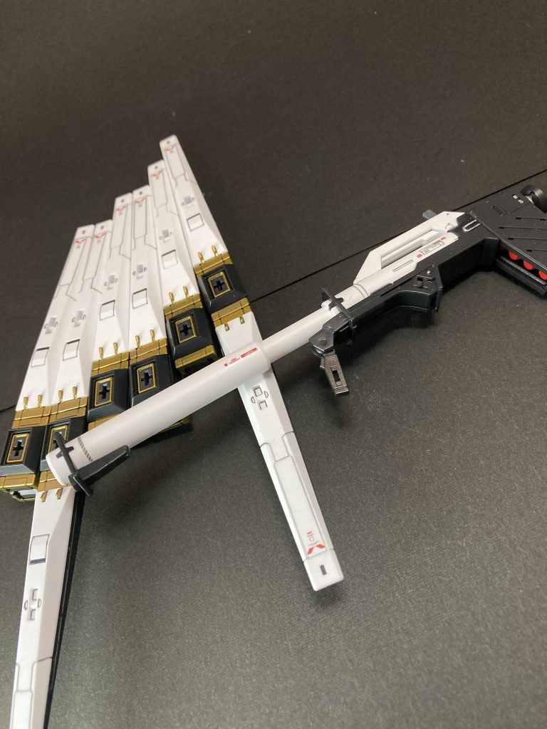 ガンダムベース限定の金メッキに憧れてファンネルだけはゴールドです。最近は武器系をちまちま塗り分けるのに嵌まりつつあります