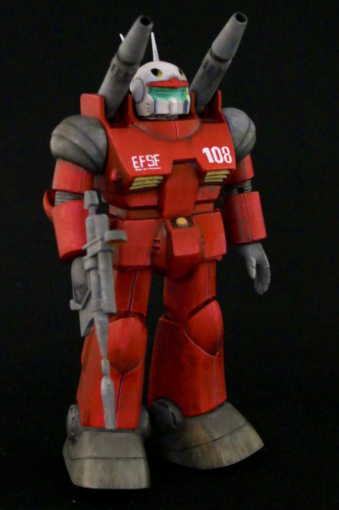 クレオスウェザリングカラーのブラウンを使って足回りや肩のグレー部分を汚していますアニメの機体色に砂漠戦での汚しを加えた雰囲気を表現