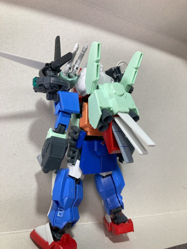 STガンには、ジェガンA型を逆シャア版のジェガンとして組んで出た余剰パーツを使いました。