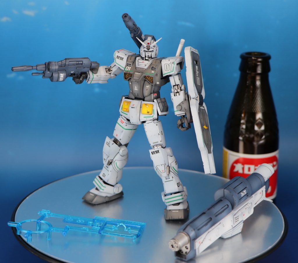 ヘビーガンダムとの差異は全身の配色と緑のライン、そして取り付けてはいませんが青いゴーグルとなります。