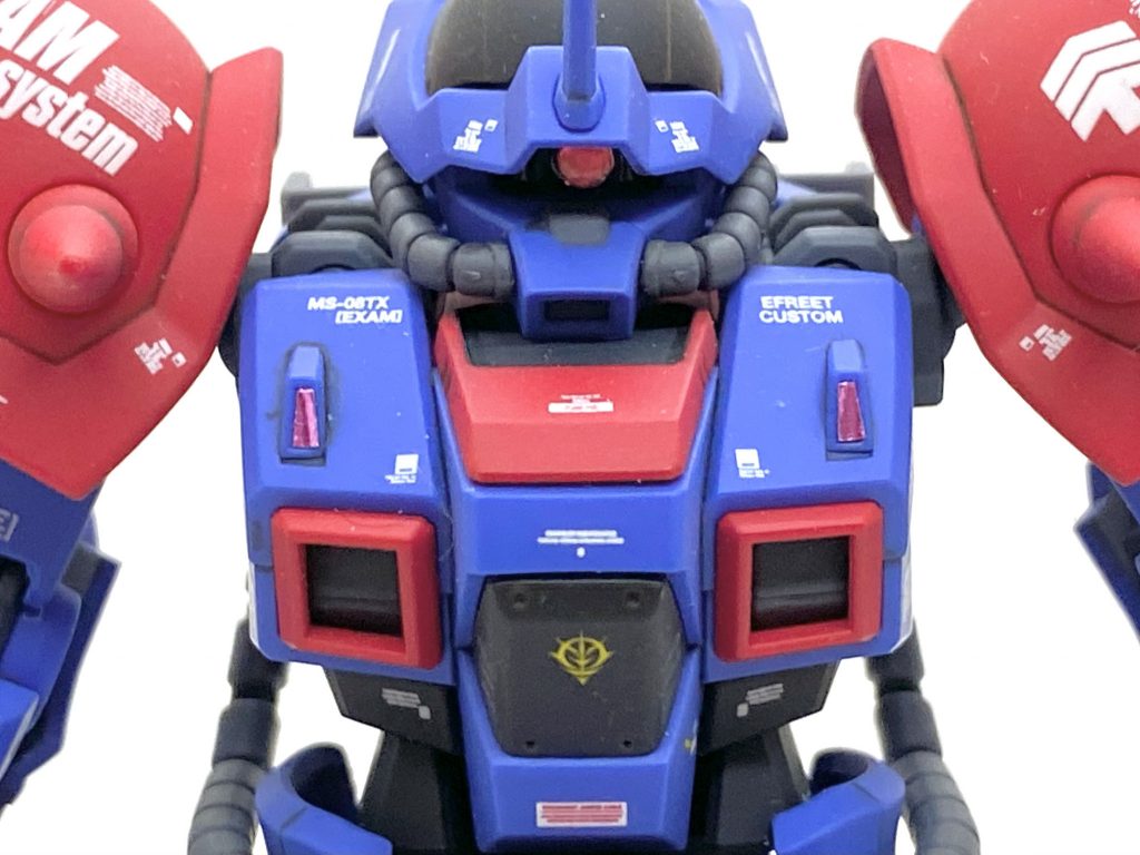 デカールはガンダムデカールのTHE BLUE DESTINY 汎用1を貼っています。イフリート改はRE/100でもキット化されているのでそちらの説明書を見ながら同じように貼り、その後にHGシナンジュ用をメインに余っていたコーションデカールを万遍なく貼り、カトキ風に見える様に目指しました。ナンバーデカールの08はジオノグラフィで元の機体であるイフリートが08でしたから今回はそれをそのまま採用しました。