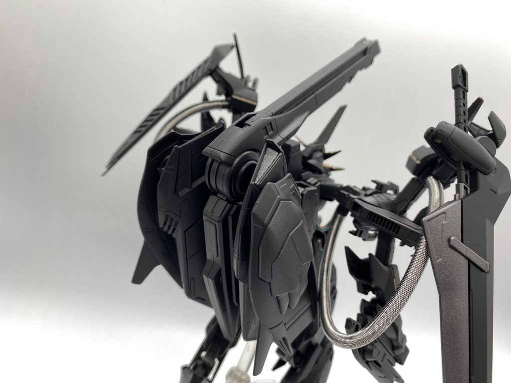 バックパック!スローネシリーズそれぞれで特徴的な武装であるステルスフィールド展開装置、GNランチャー、GNファングを集約してます。