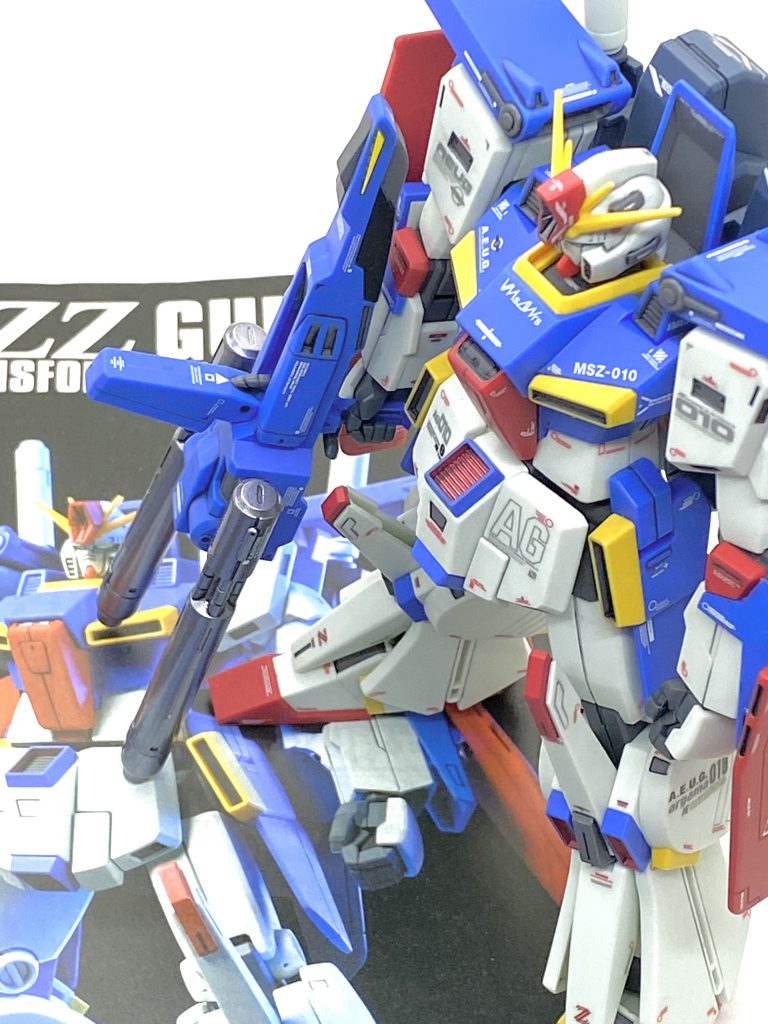 最後は説明書と。HGUCのダブルゼータガンダムは可動面についてはリニューアルされました他のガンダムチームの機体に比べますと落ちるところがありますがディテールに関しては全く見劣りする事ない好キットだと思います。ダブルゼータが活躍しました第一次ネオ・ジオン戦争時の機体はグリプス戦争や第二次ネオ・ジオン戦争時の機体時に負けない位に魅力的な物が多く、後半時に出ましたザクⅢやドライセン、ドーベンウルフなどはHGUC化されましたが前半時の敵でありますガルスJやガザD、ガ・ゾウム、そして量産型キュベレイ、クイン・マンサは未だにキット化のアナウンスが無く、今でも一日千秋の思いでいます。今回はサイズが違うVer.Kaのデカールを使いながらもジュドーのヒーロー性を意識し、細かく貼っていき全塗装ではありませんが主人公機として貫禄が出たと自負出来ます。ZZガンダムは何故かバリエーションキットが出ないので・・・強化型やフルアーマー、そしてFAZZを1/144で作りたいという方は多数いると思いますので是非キット化、そしてRGも出る事を待ちながらダブルゼータガンダムのレビューを終わりたいと思います。ご覧して頂きありがとうございました。