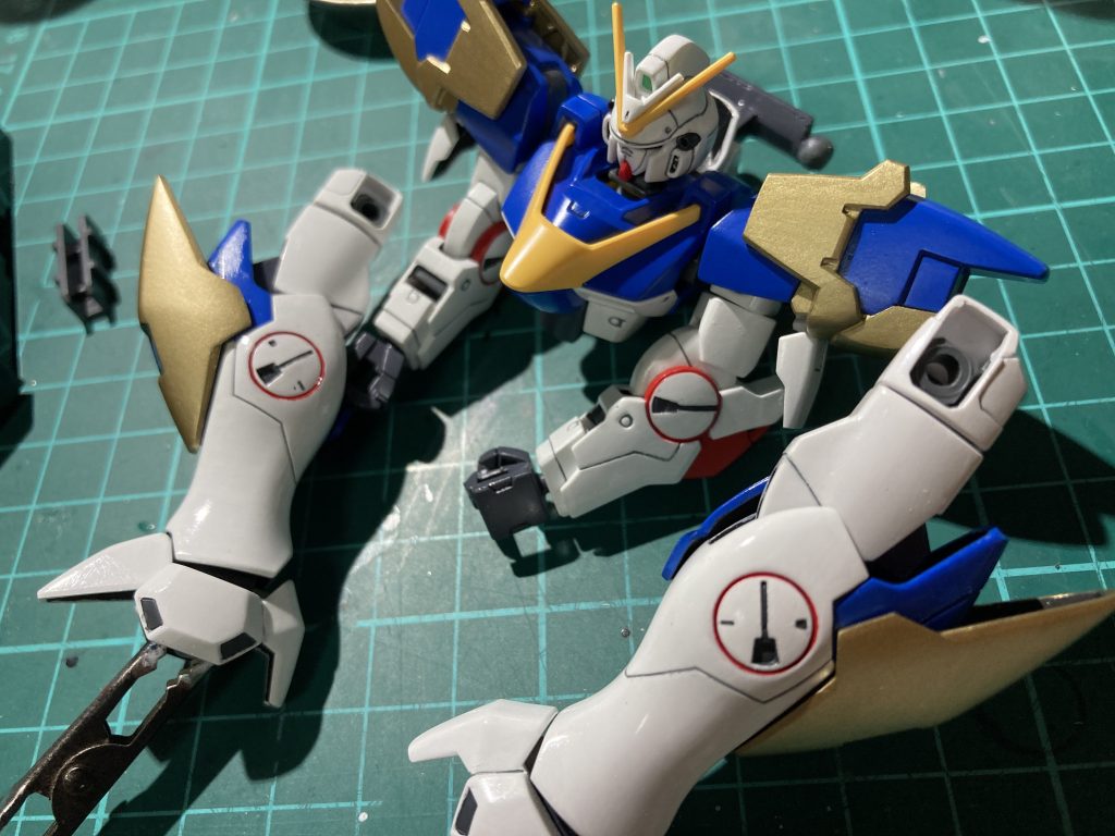 頑張りポイントその① 膝・膝の丸パーツ部分の赤縁取りハードポイントという部分ですかね?積みで控えているセカンドVと同じように赤くしてみました。V2もMGの方だと赤いデザインになってるみたいですね。特に膝の方が綺麗にできるか心配でしたが、良い感じに仕上がりました。