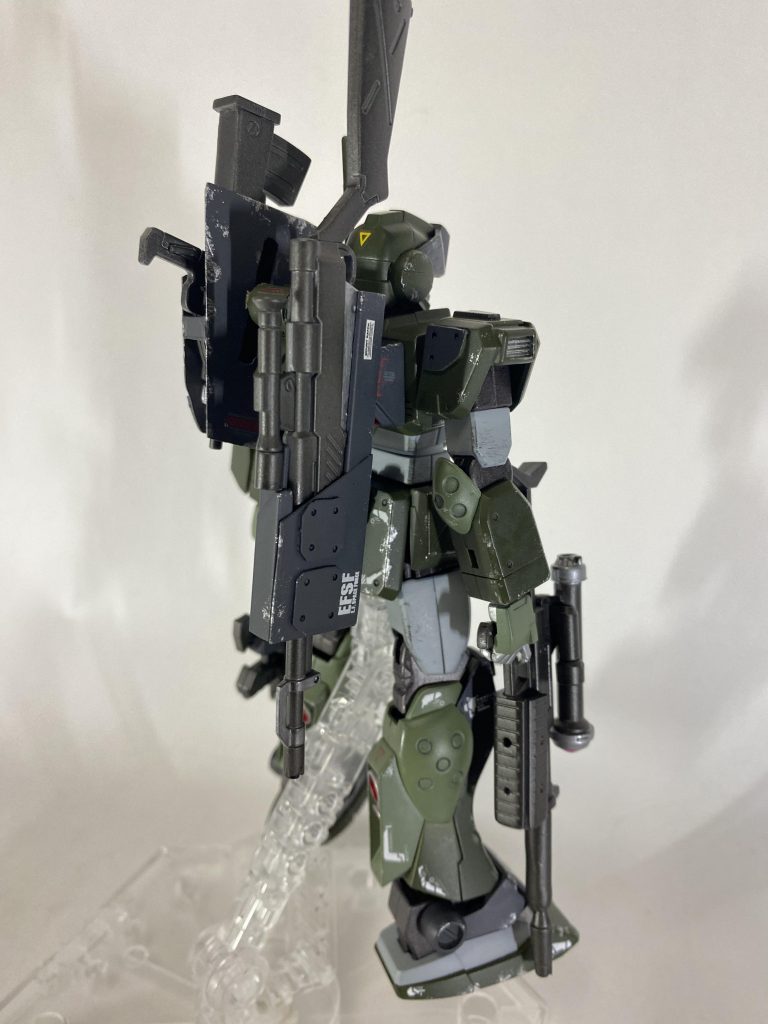 武装ラックはプラ板で作製。プラ板工作は初めてだったので、色々失敗&模索しながら作りました。こちらはライフル用ラック。