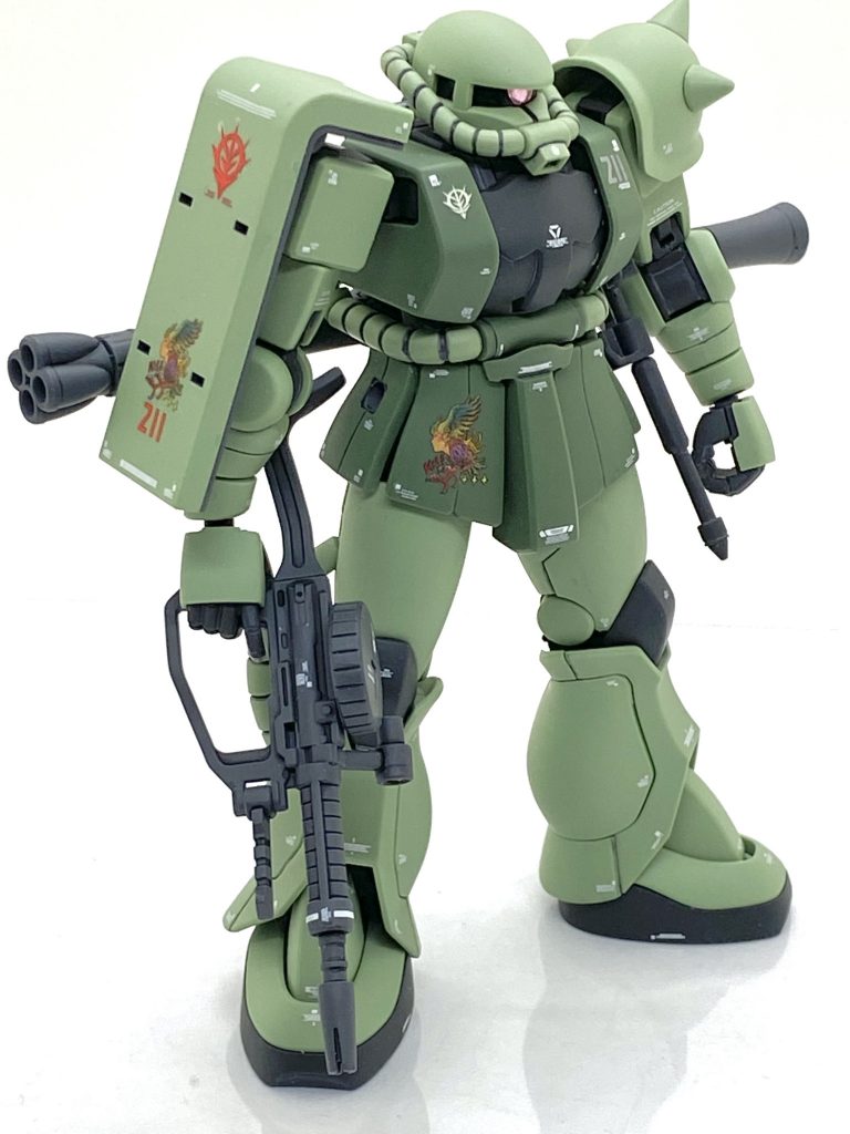 ハーピーのマークのキリー・ギャレットは昔から設定こそありましたが容姿のビジュアルが無く、最近ゲームでやっと決まりました。ナンバーはノイジ・フェアリー隊が地球方面軍第2地上機動師団第11MS大隊司令部付き特務小隊で大隊長の彼女もそこに所属していたと思い211にしました。最近出た漫画版ですと角付きの隊長機に乗っていたみたいですが・・・新兵時は違うと思うのでノーマルタイプにしました。ジオンのマークは赤色にしたのはイメージ的に赤が似合う聖杯戦争に参加した完全に冷徹にはなりきれないお人好しな魔術師の人と中の人が同じだからです(笑)。