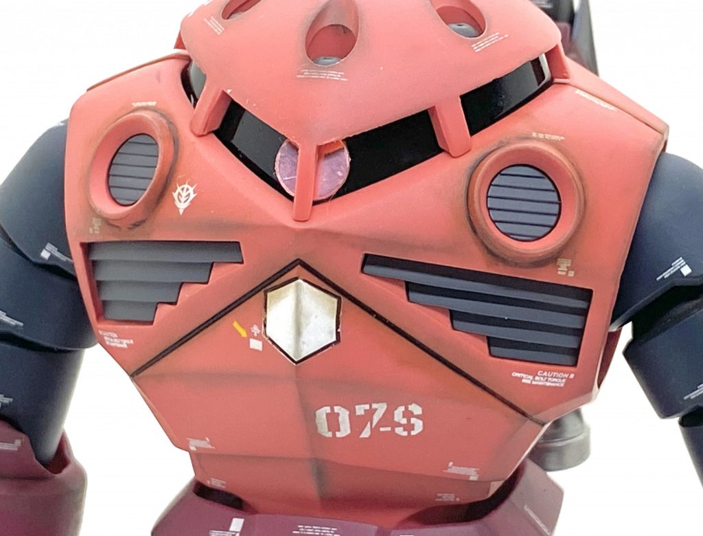 デカールはガンダムデカールHGUC汎用-ジオンMS用(1)やジャブロー攻略作戦水陸両用モビルスーツセット付属デカール、ベルテクスのコーションデカールを満遍なく貼り、カトキ風にしました。シャア専用はパーソナルマークがあるのでMGの説明書を参考に頭、肩、腰の部分に貼り、モノアイは定番のクリアー化で裏にラビーを貼っています。