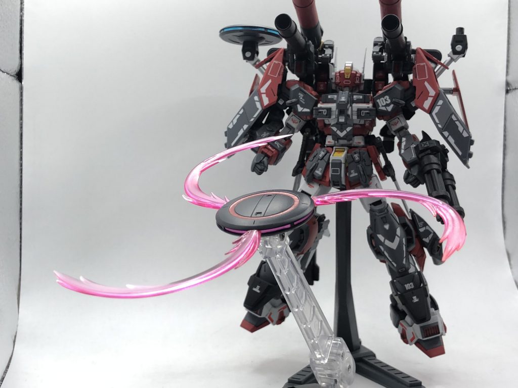 試作戦術型ユニット「steelyard」ブラックライダーの標準装備で背部に搭載されている円盤型のユニット。索敵やジャミングが主な役割だが、本機ではビーム刃を展開して遠隔攻撃を行うことも可能な唯一のビーム兵装。