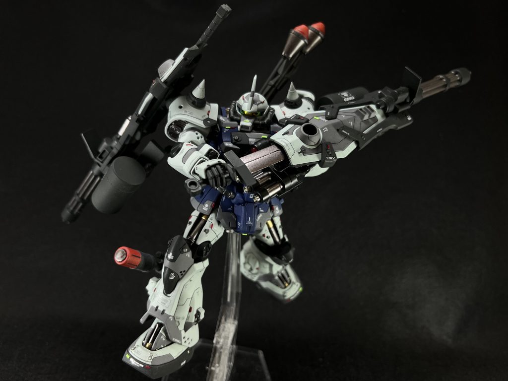 友人はアストレイのレッドフレームをよく作っていて、あの日本刀みたいなやつでカッコいいポーズをやりまくってたので、抜刀ポーズがやりたくてやりたくて震えてまして、今回の構想の初期にはこのポーズで飾ることを考えてました。あと、触れ忘れてましたが、太ももと足の甲にシリンダーを追加しました。本来なら内側にあるはずのパーツなのですが、そこはモデラーの性、作ったものは見せたい病が発動してますのでご理解ください。