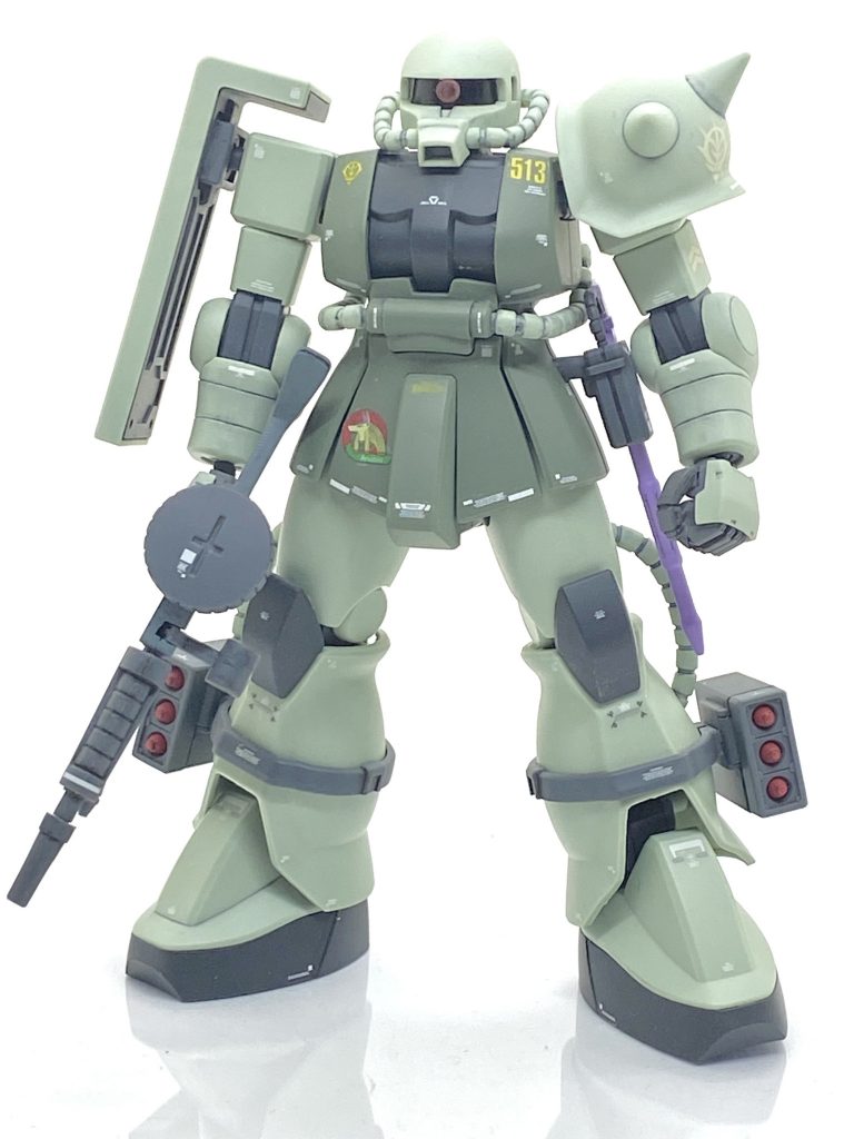 HGUC 量産型ザクを部分塗装+αで作ってみました。機動戦士ガンダムの劇中で一番最初に出たモビルスーツ・・・コロニー落しの最中に周りにいたのがこのザクでした。昔は宇宙用も地上用もシャア専用以外は全てMS-06で20年も後に出たHGUCもこの仕様で出るとは思いませんでした。ですが・・・旧キットとは比べ物にならない程の色分けやリバイブのシャア専用ザク程ではないものの旧キットとは雲泥の差の可動範囲と出た当時では決定版的なザクのキットでした。2021年12月に量産型ザクもいよいよリバイブされるのでその前に・・・と思い、今回はその為に取って置いたお宝パーツも実戦導入し量産型ザクを作ってみます。