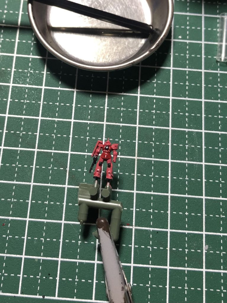 スミイレ前の状態シャアピンクは白と赤とオレンジイエローを混ぜて作りました。胸と腰のところはあずき色です