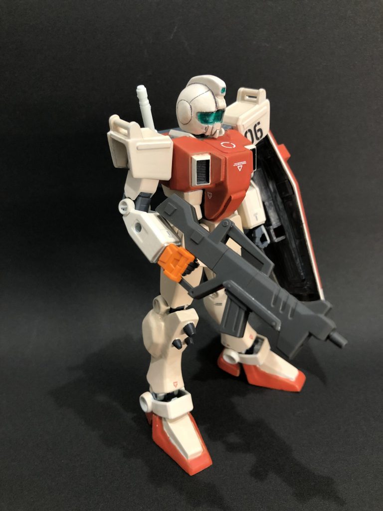 赤裸々ショット。武器がなかったので、ジャンクからミリタリー色の強いアスタロトのライフル採用。EG持ち手では持てなかったので、息子の30mmラビオットから撮影用に借りてます。