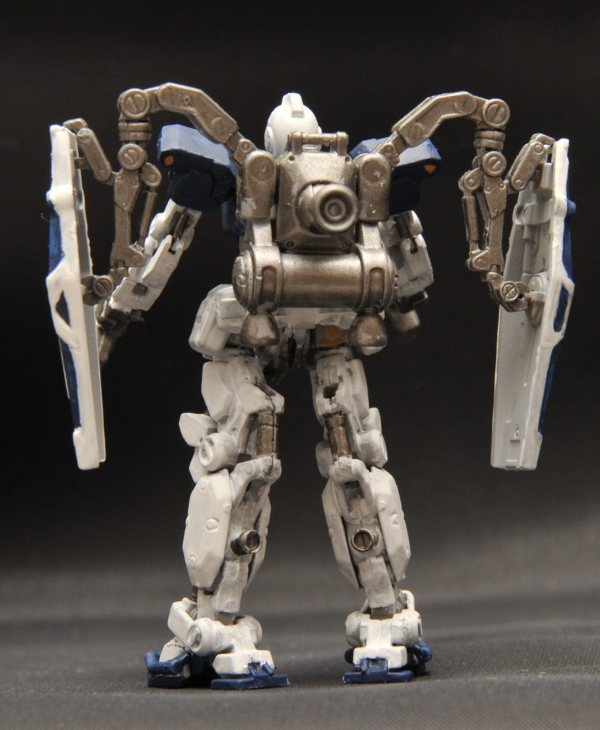 背面。HG等ではシールドのアームは白ですが、ここは敢えてメカっぽさを出すためにガンメタにしました。