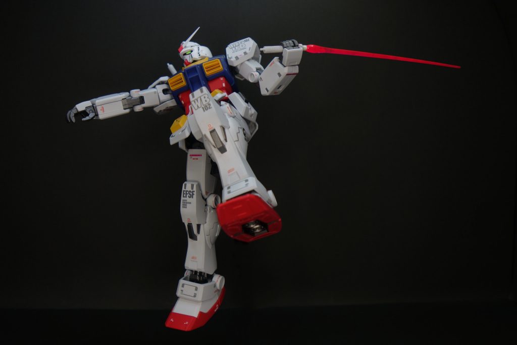 頭部の合わせ目が目立つので、タミヤのリキッドタイプのサーフェイサーで消しました。